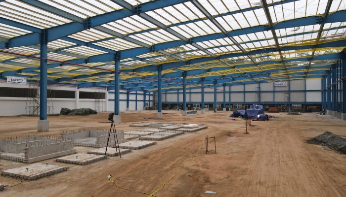 Proyek konstruksi perusahaan tekstil berupa pembangunan gudang dan fasilitas produksi berstruktur baja.