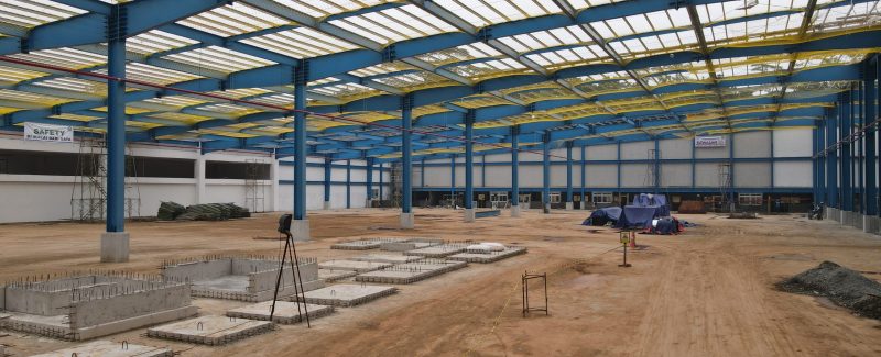 Proyek konstruksi perusahaan tekstil berupa pembangunan gudang dan fasilitas produksi berstruktur baja.